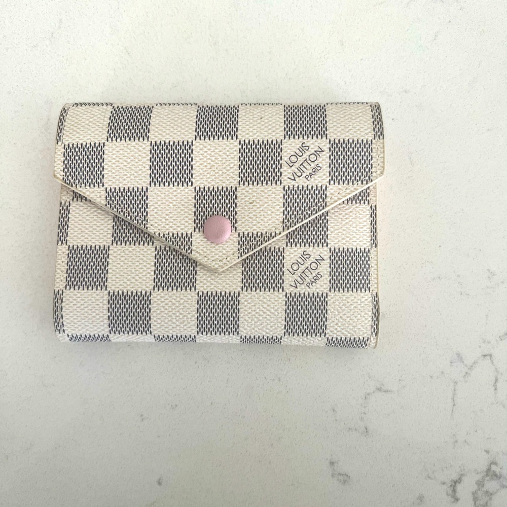 FAke LV wallet.